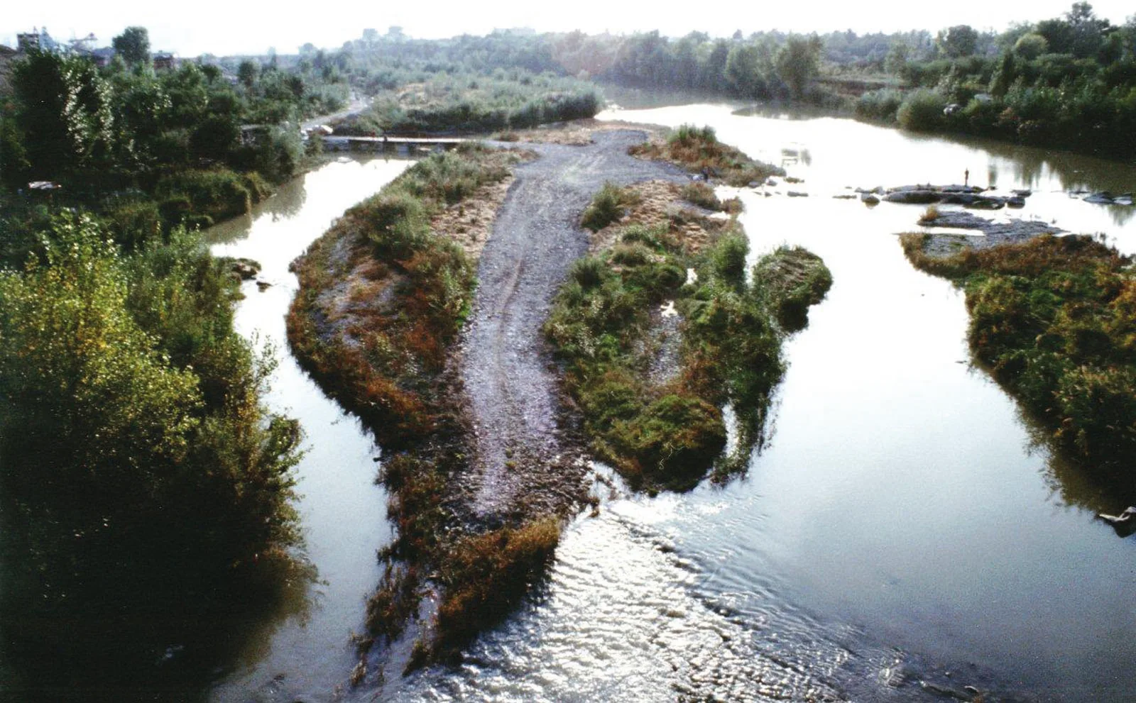 Donna isola e ponte