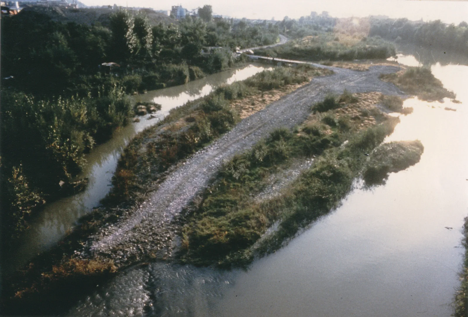 Donna isola e ponte