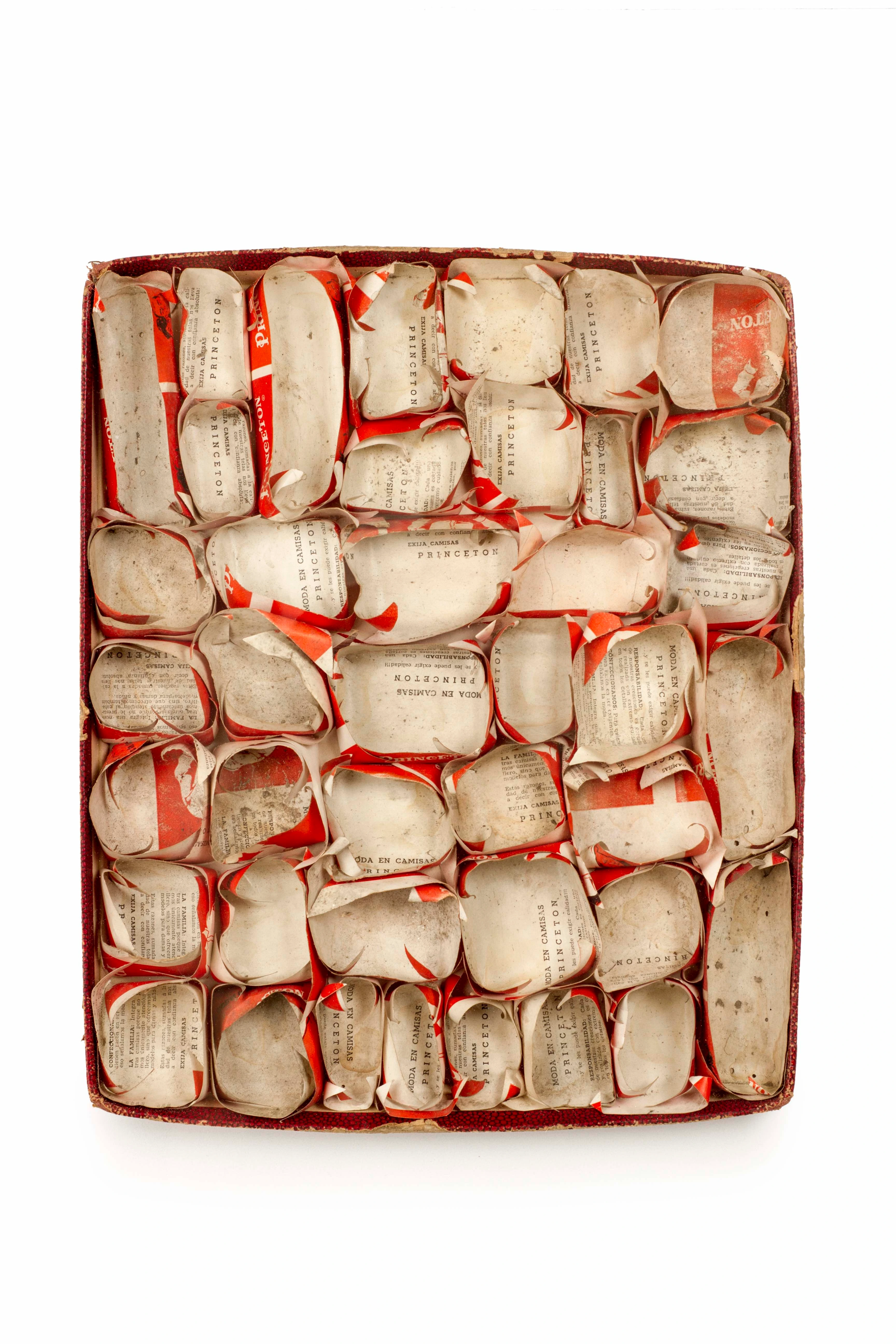 Tapa de carton y papel rojo