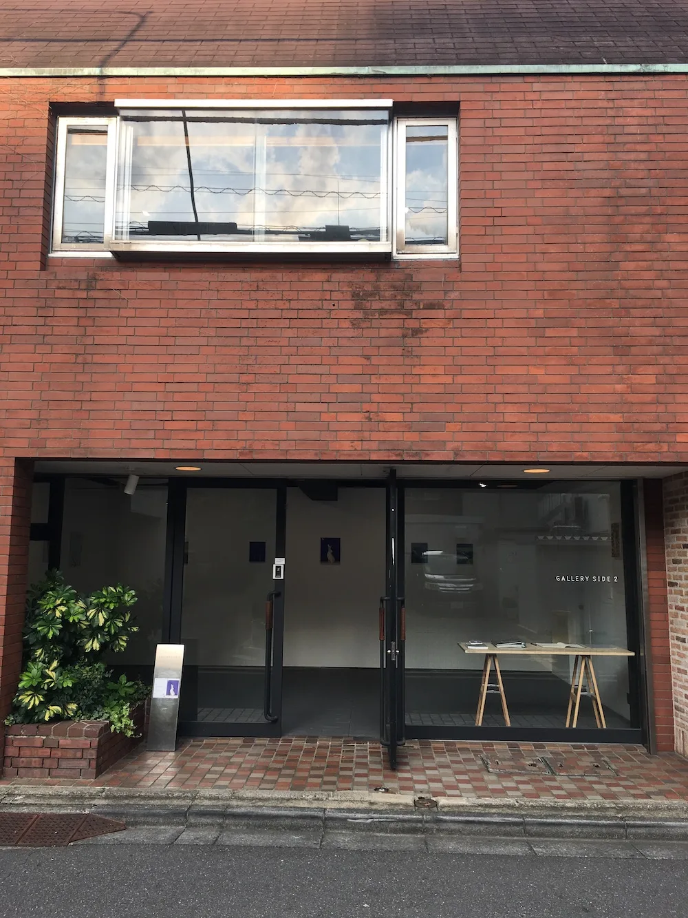 GALLERY SIDE