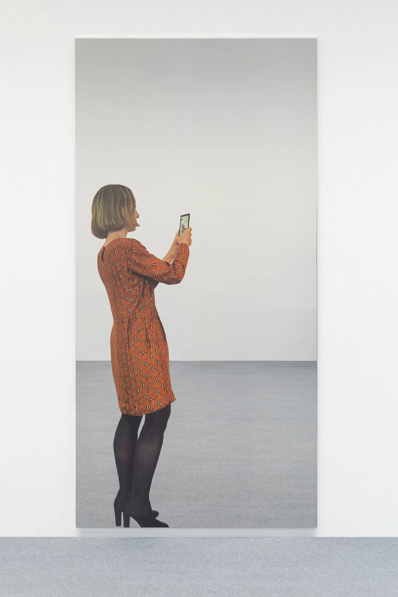 Smartphone giovane donna 6 movimenti B