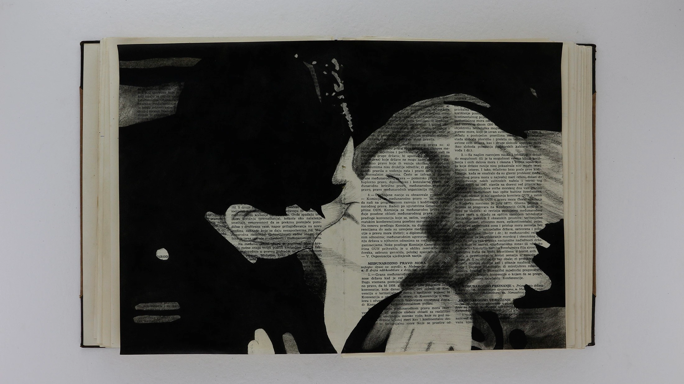 video Kiss single - series Uncontained Images