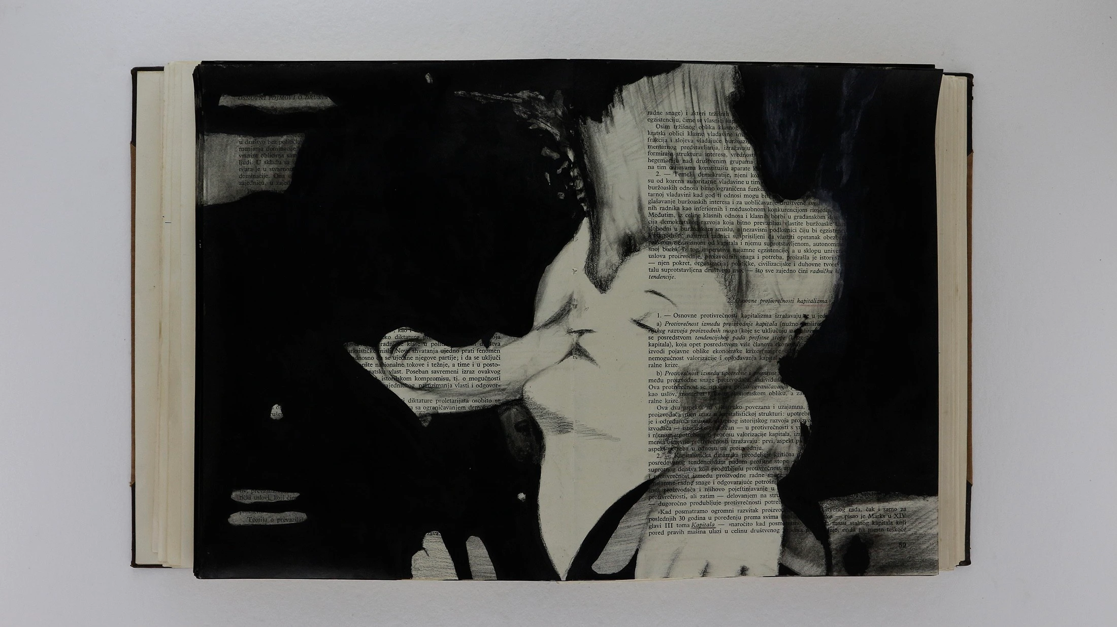 video Kiss single - series Uncontained Images