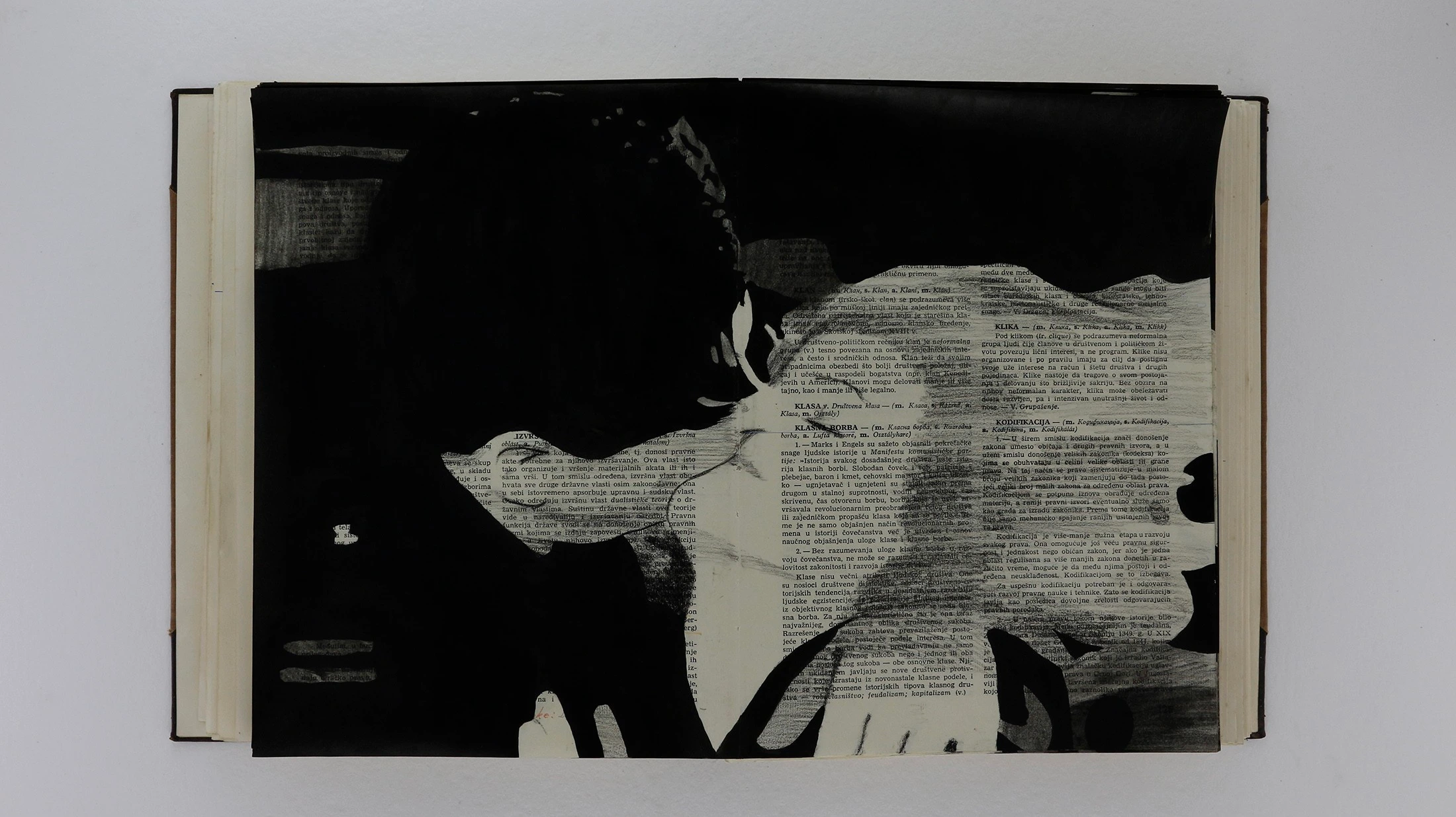 video Kiss single - series Uncontained Images