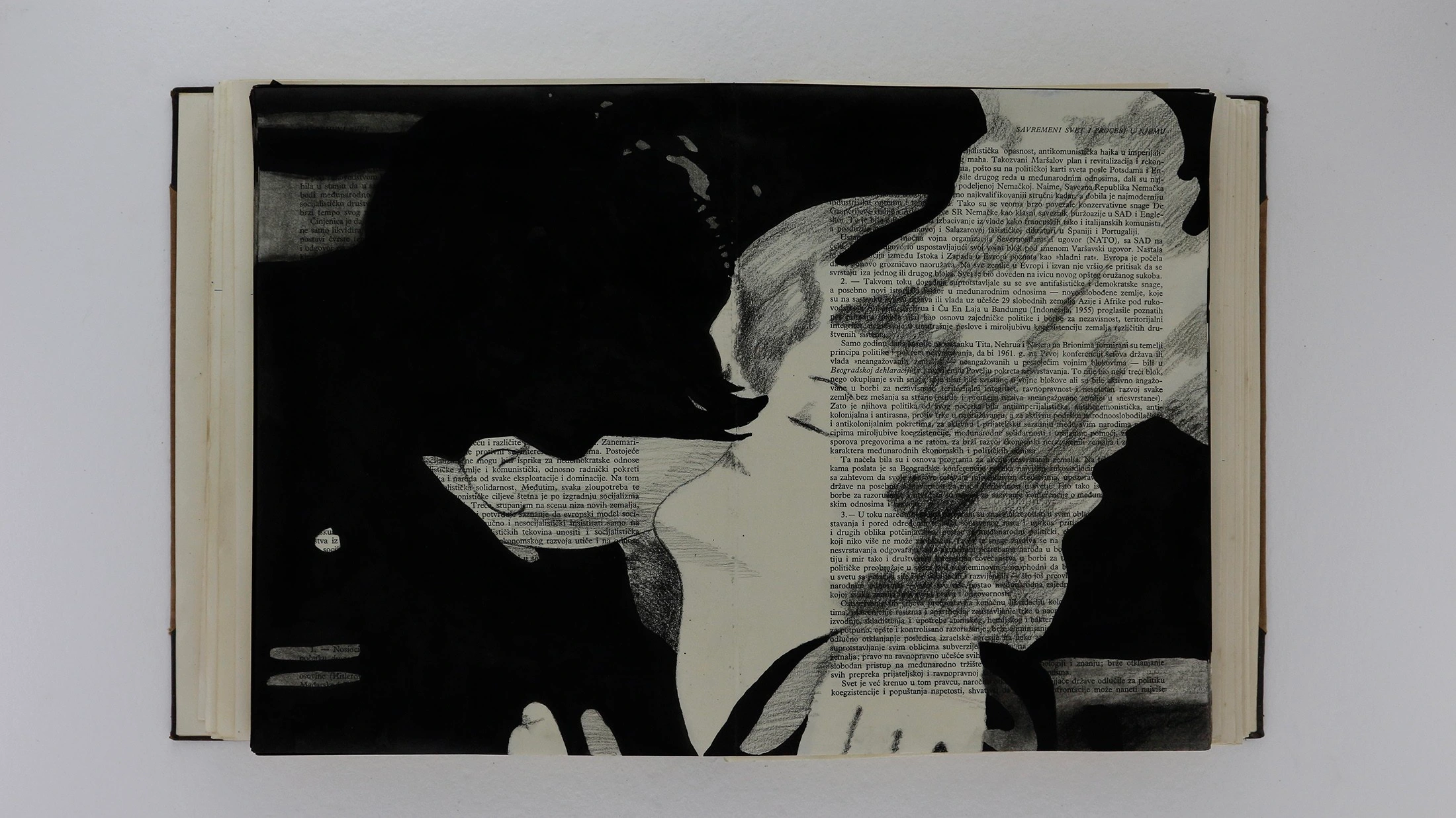 video Kiss single - series Uncontained Images