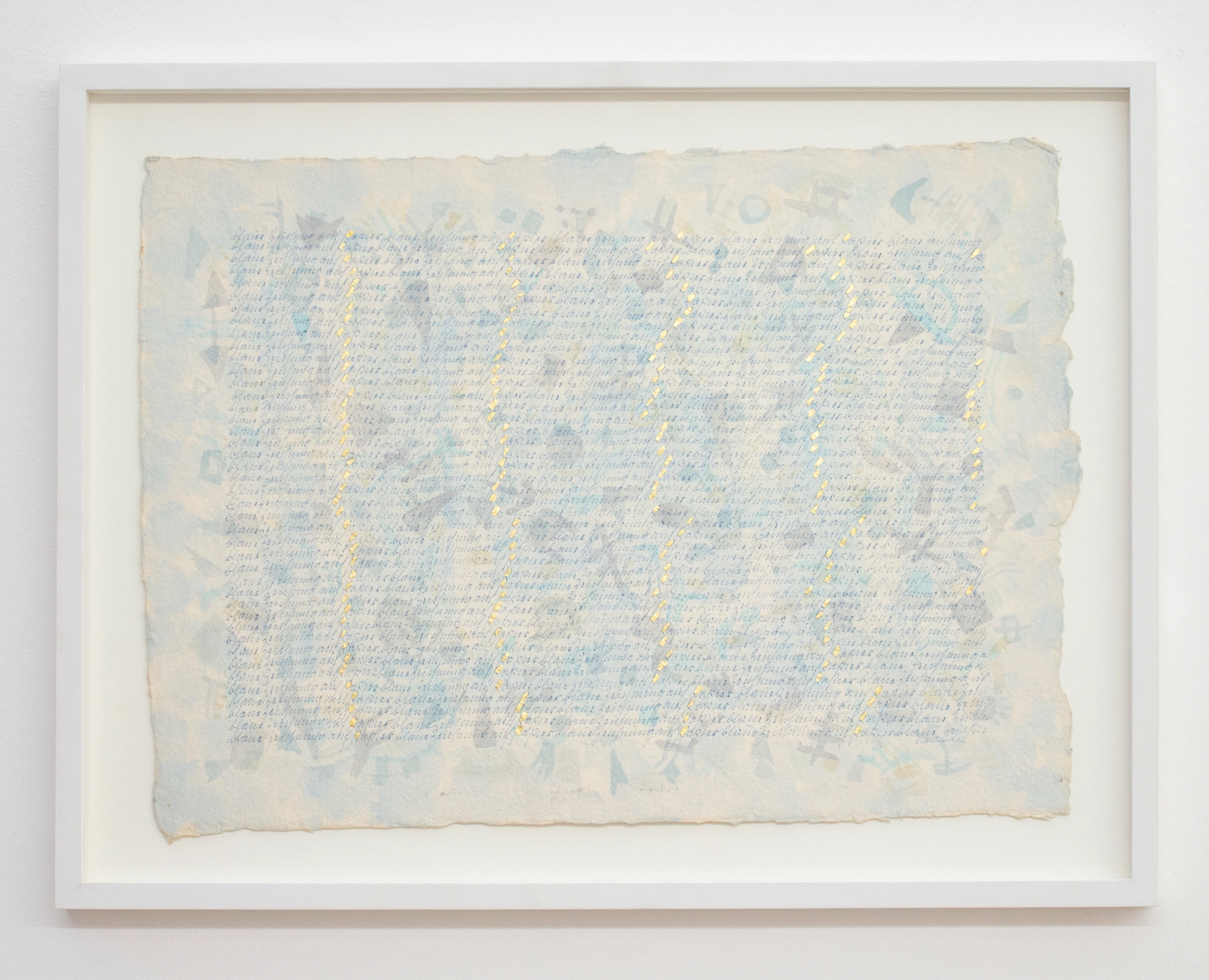 Blaue Zeichen auf Papier [Blue characters on paper]