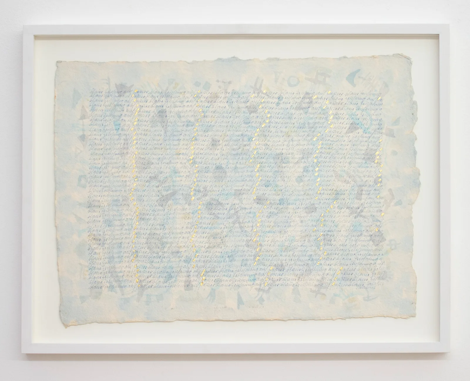 Blaue Zeichen auf Papier [Blue characters on paper]