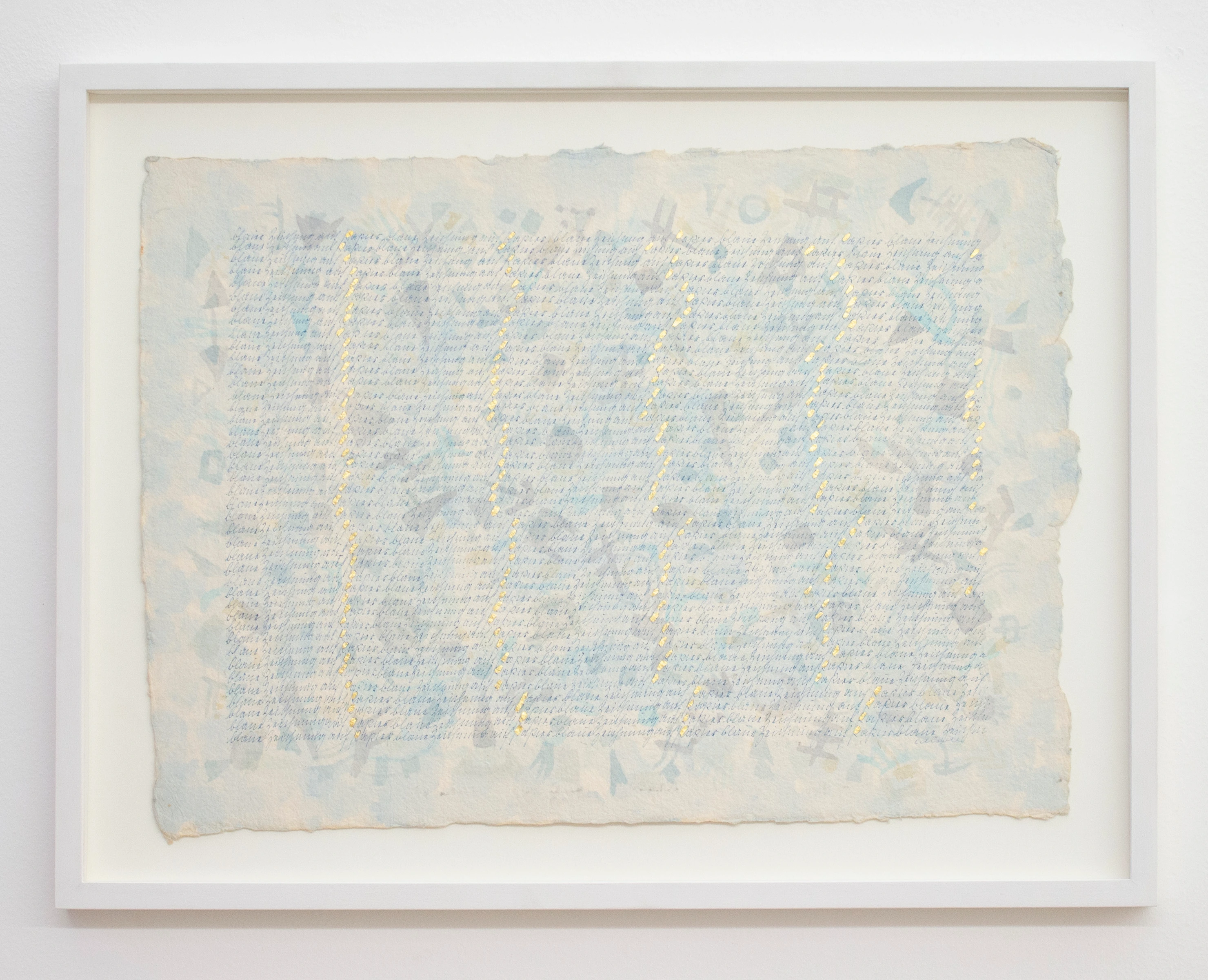 Blaue Zeichen auf Papier [Blue characters on paper]