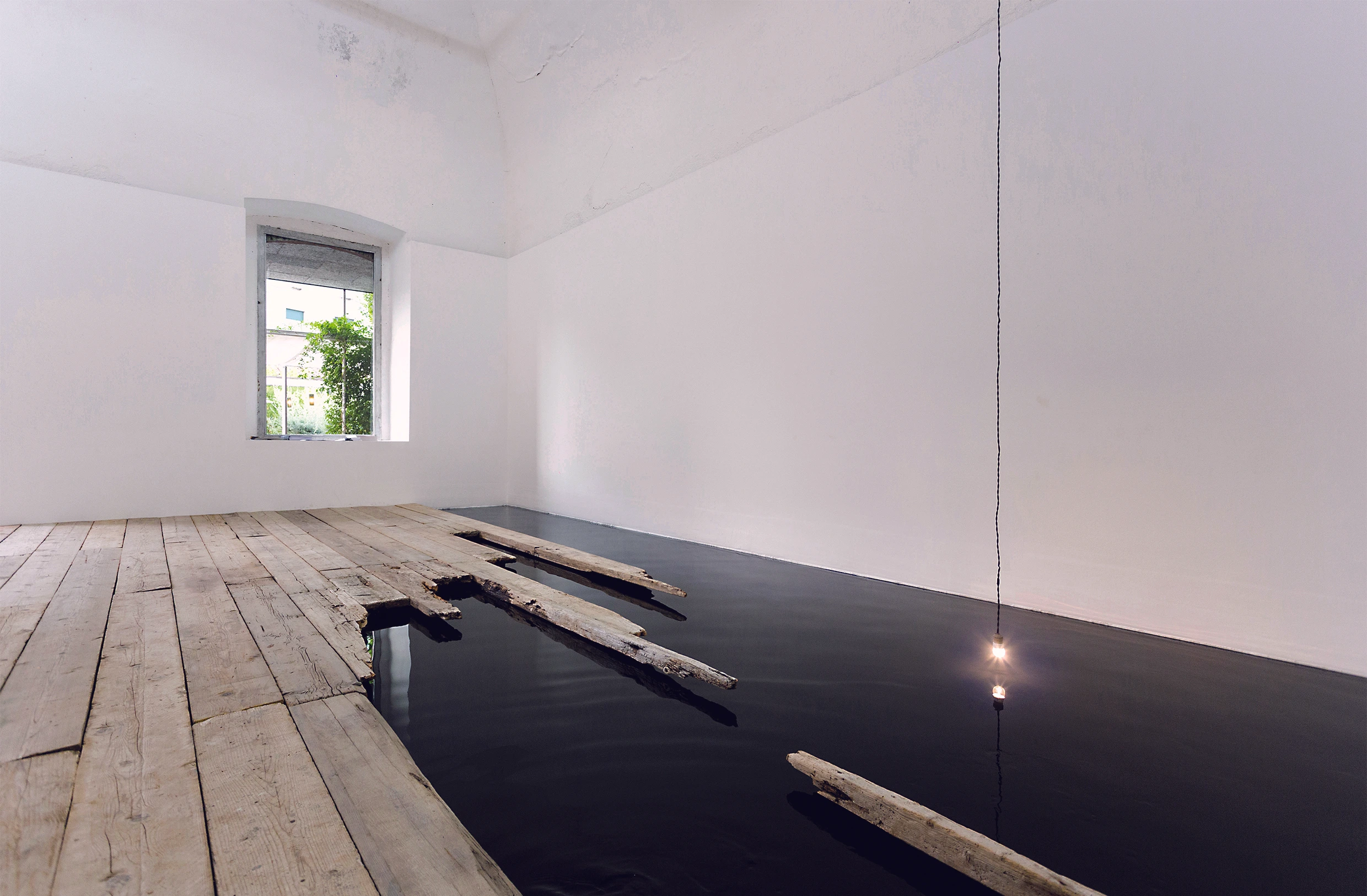 Sotto di noi, immobile scorre il tempo dell'acqua / Below us, motionless flows the time of water