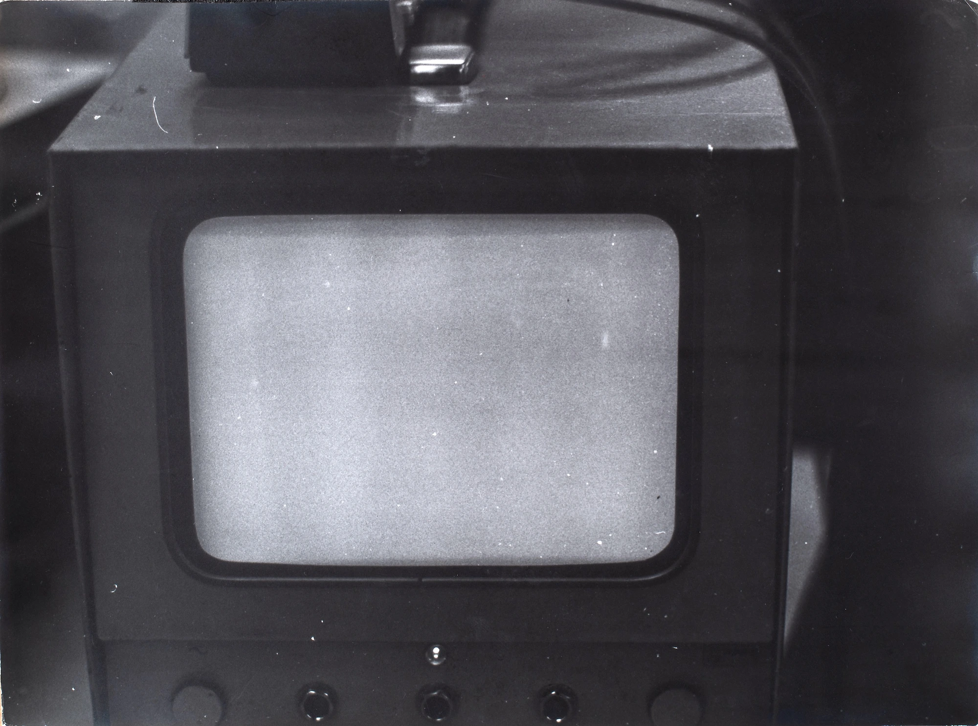 Una fotografia da "Magnete/Proiezione TV/. Programmazione di elementi a proiezione miniaturizzata con cancellazione alterna del quadro" (o FILM TV - 5 Min)
