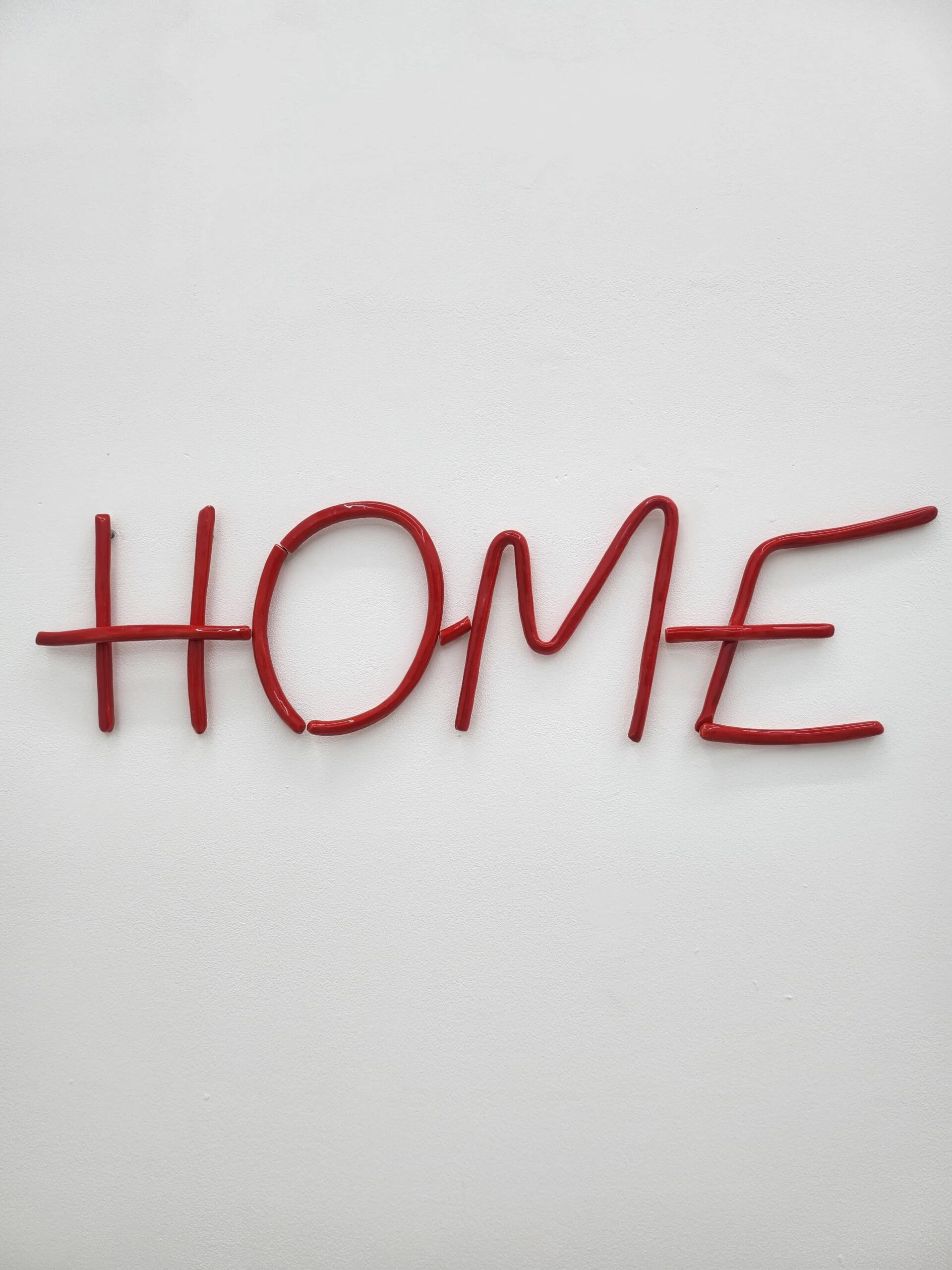 Make This Earth Home di Maria D. Rapicavoli, ceramica smaltata, 2024