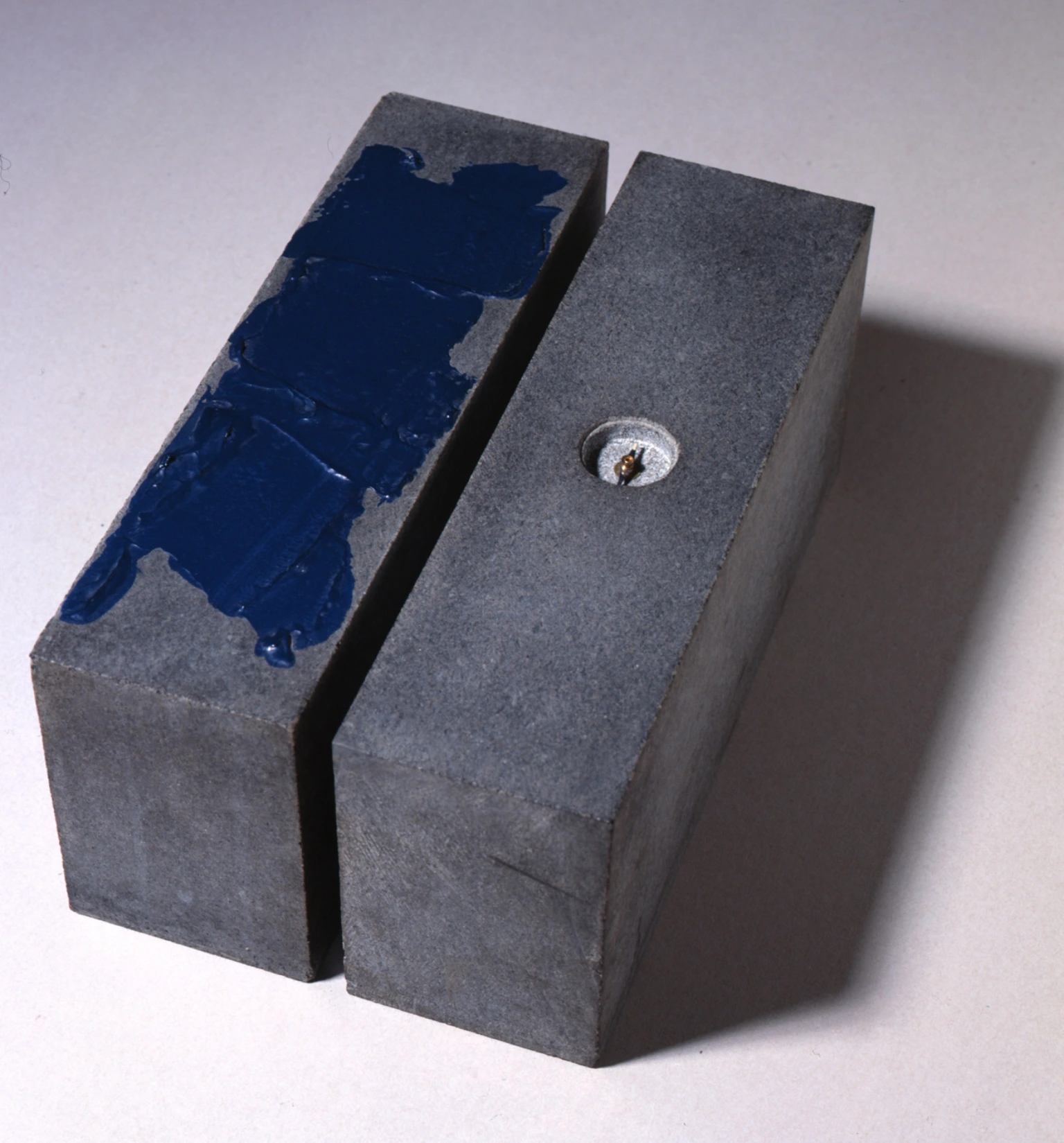 Oltremare a occidente di Giovanni Anselmo, installazione con pietra, ago magnetico e acrilico blu oltremare, 1967–1979 – Artissima 2025