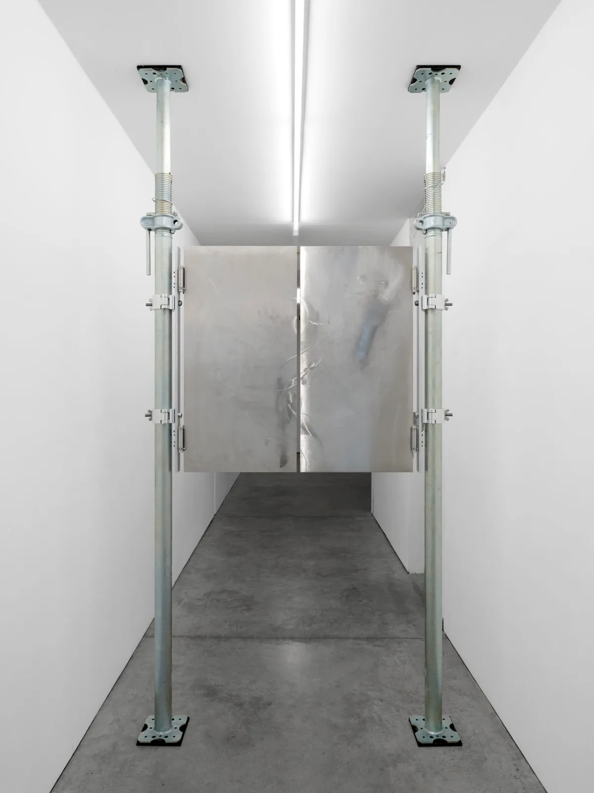 Double Attendance di Elli Antoniou, scultura in acciaio inox con supporto, 2024 – Artissima 2025