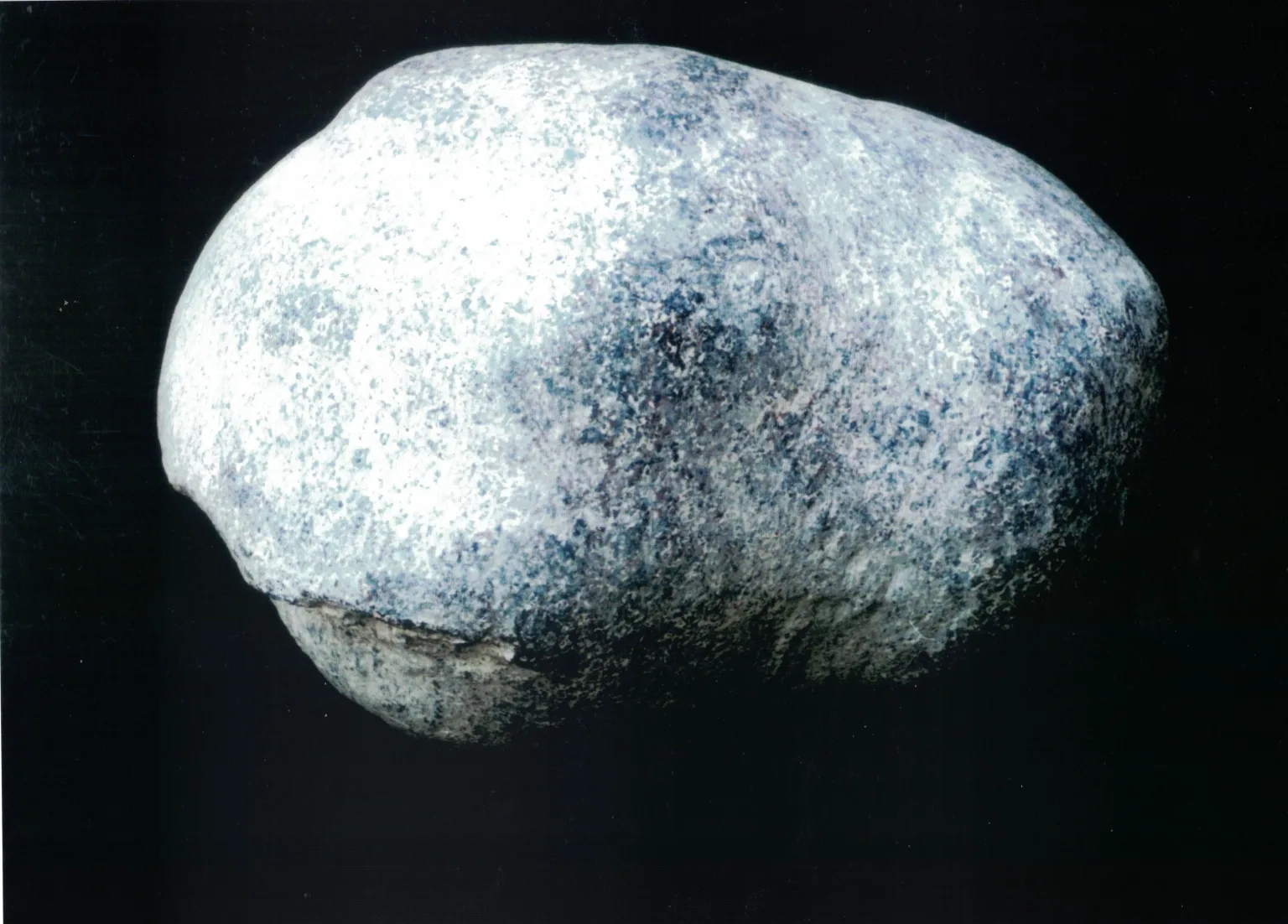 Sedilsasso di Piero Gilardi, scultura in schiuma poliuretanica a forma di sasso, 1969 – Artissima 2025
