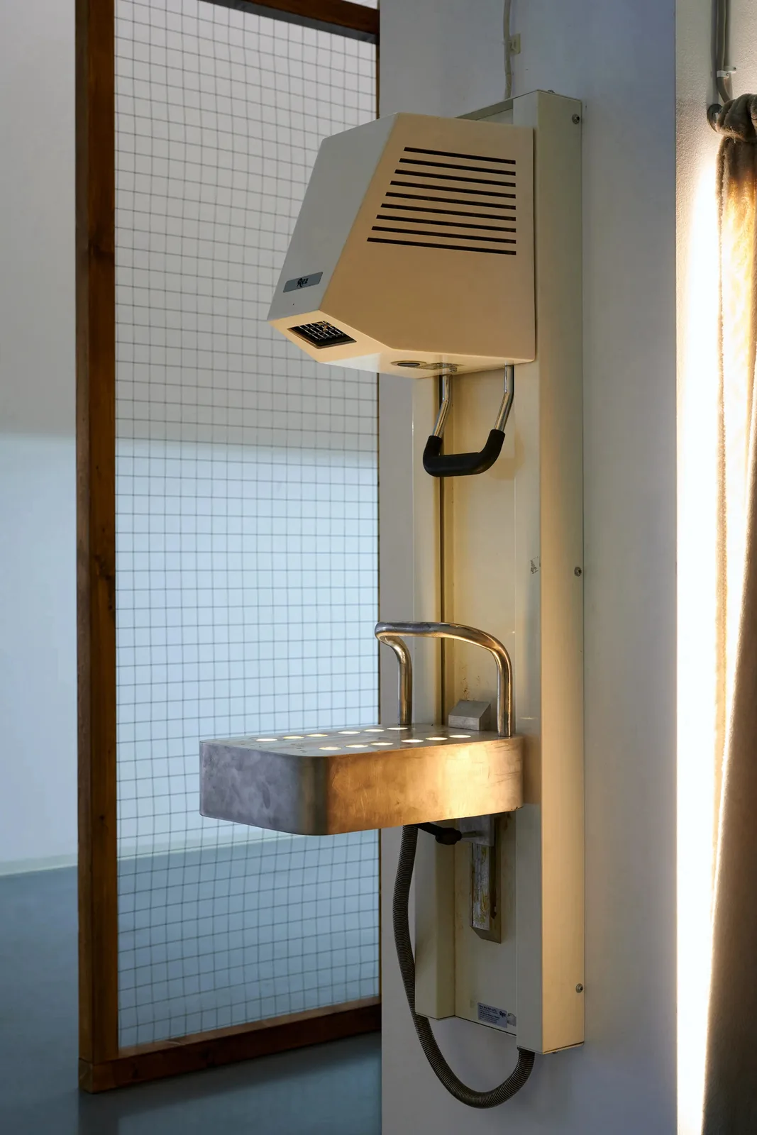 Cooker di Bastien Gachet, asciugacapelli, calchi di pasta ed evaporatore, 2021 – Artissima 2025