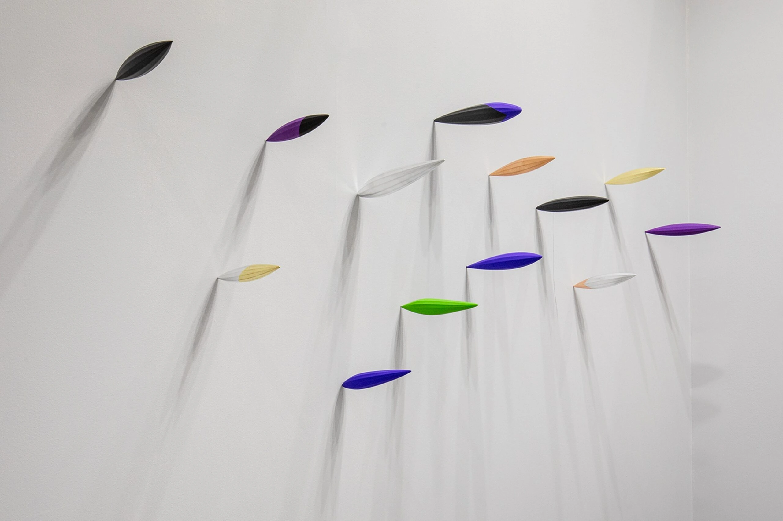 Untitled (Migration II: Vertical Pod VI) di Bryan Hunt, scultura in uretano, pittura flashe e foglia metallica, Artissima 2025