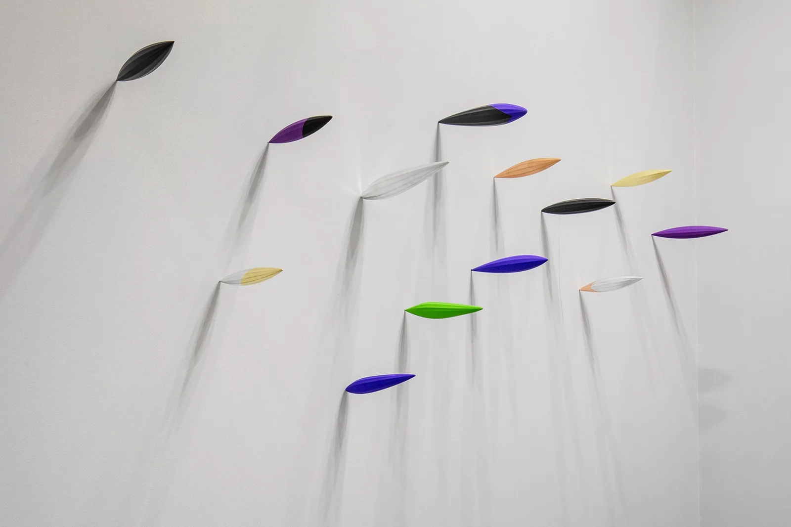Untitled (Migration II: Vertical Pod VI) di Bryan Hunt, scultura in uretano, pittura flashe e foglia metallica