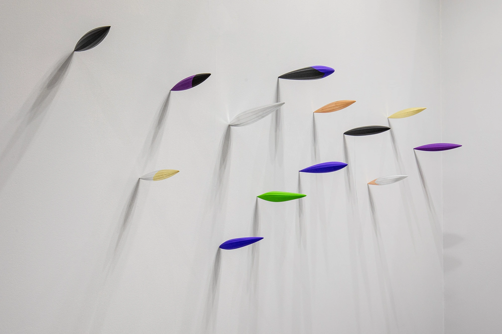 Untitled (Migration II: Vertical Pod VI) di Bryan Hunt, scultura in uretano, pittura flashe e foglia metallica
