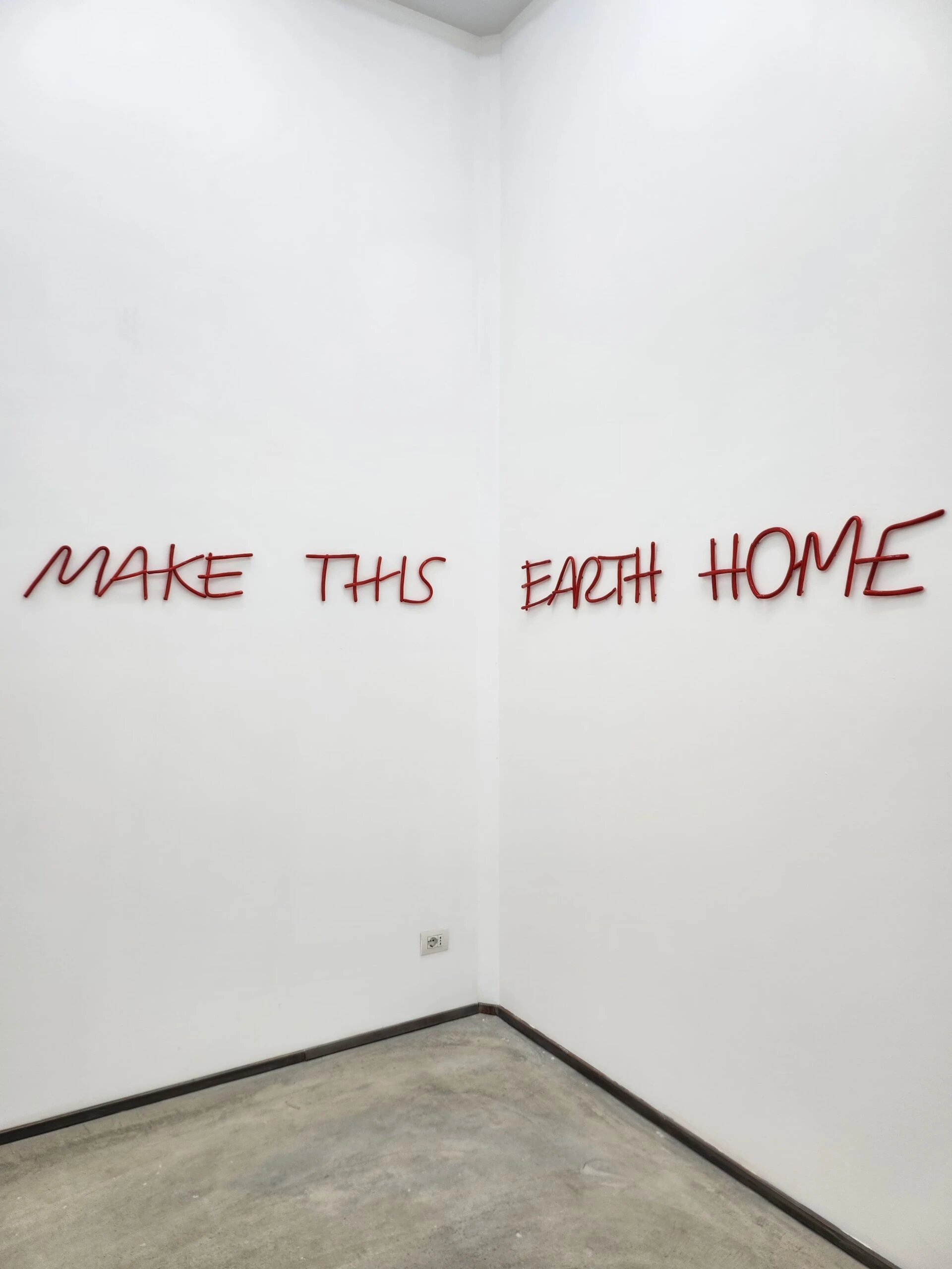 Make This Earth Home di Maria D. Rapicavoli, ceramica smaltata