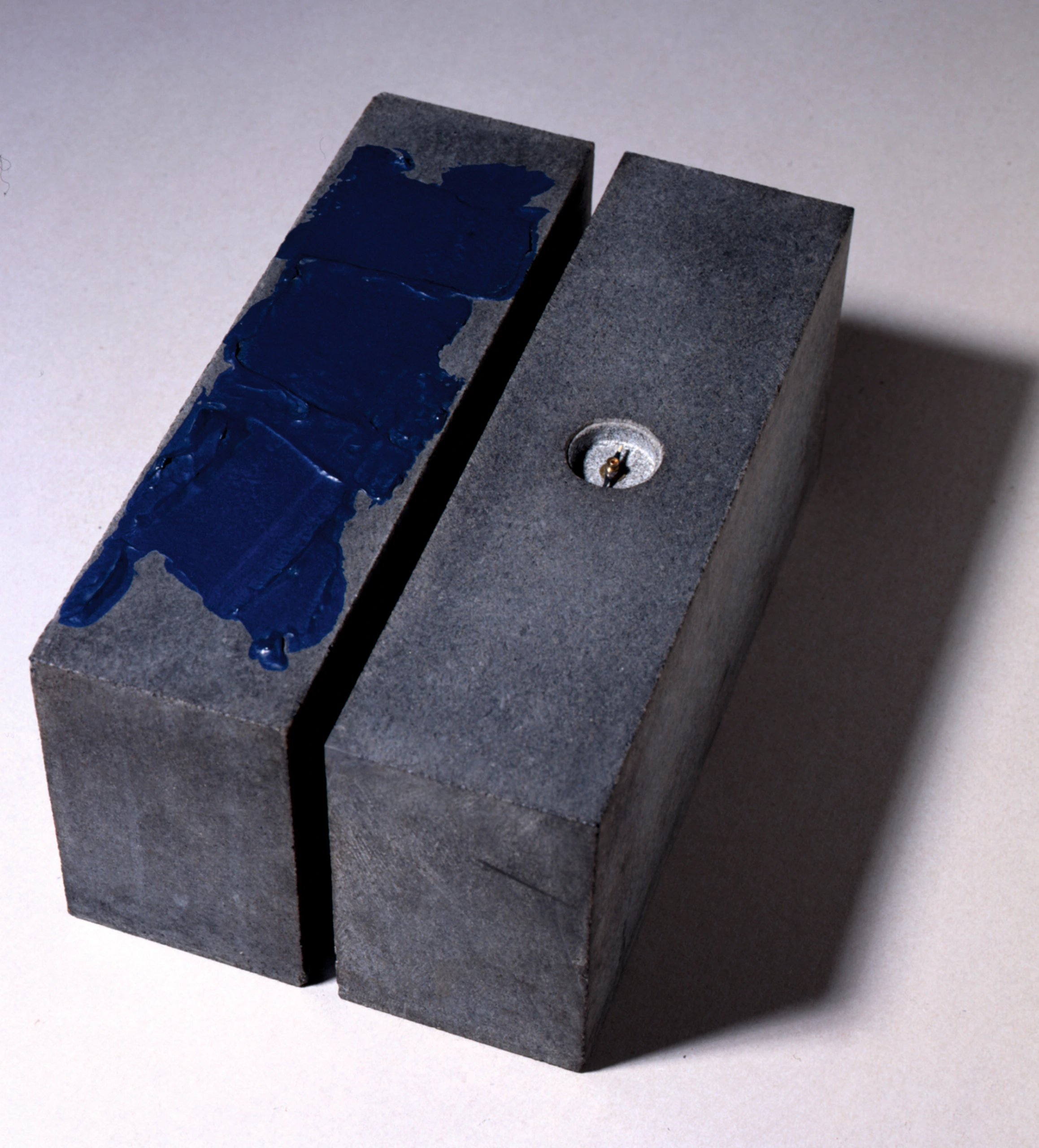 Oltremare a occidente di Giovanni Anselmo, installazione con pietra, ago magnetico e acrilico blu oltremare, 1967–1979 – Artissima 2025