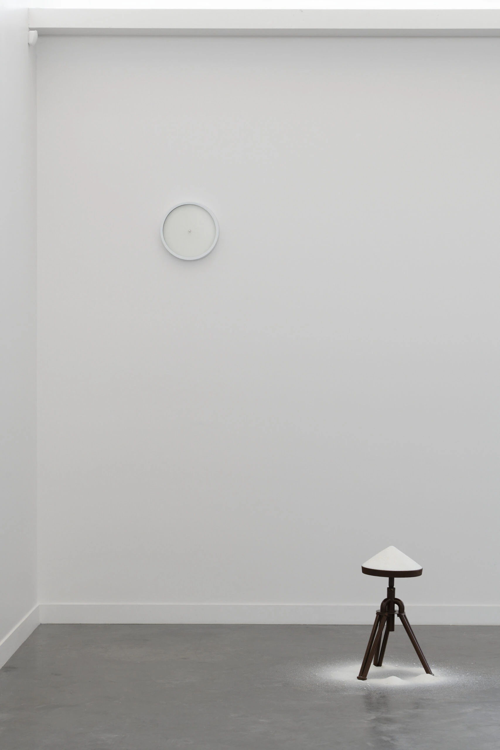 Absent Body (Sugar) di Marco Godinho, installazione con zucchero e sgabello, 2013–2025