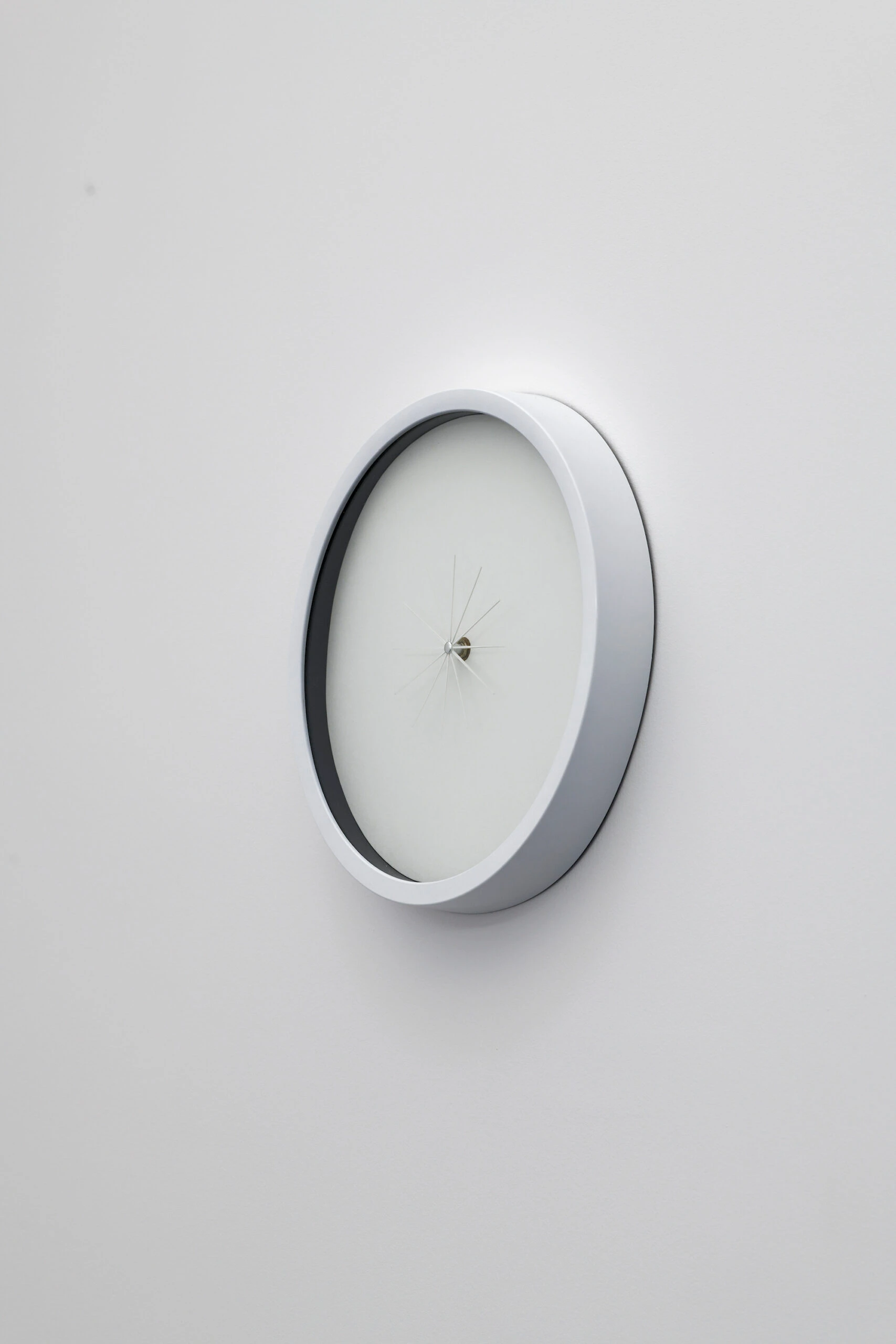 Opera di Marco Godinho, orologio bianco modificato