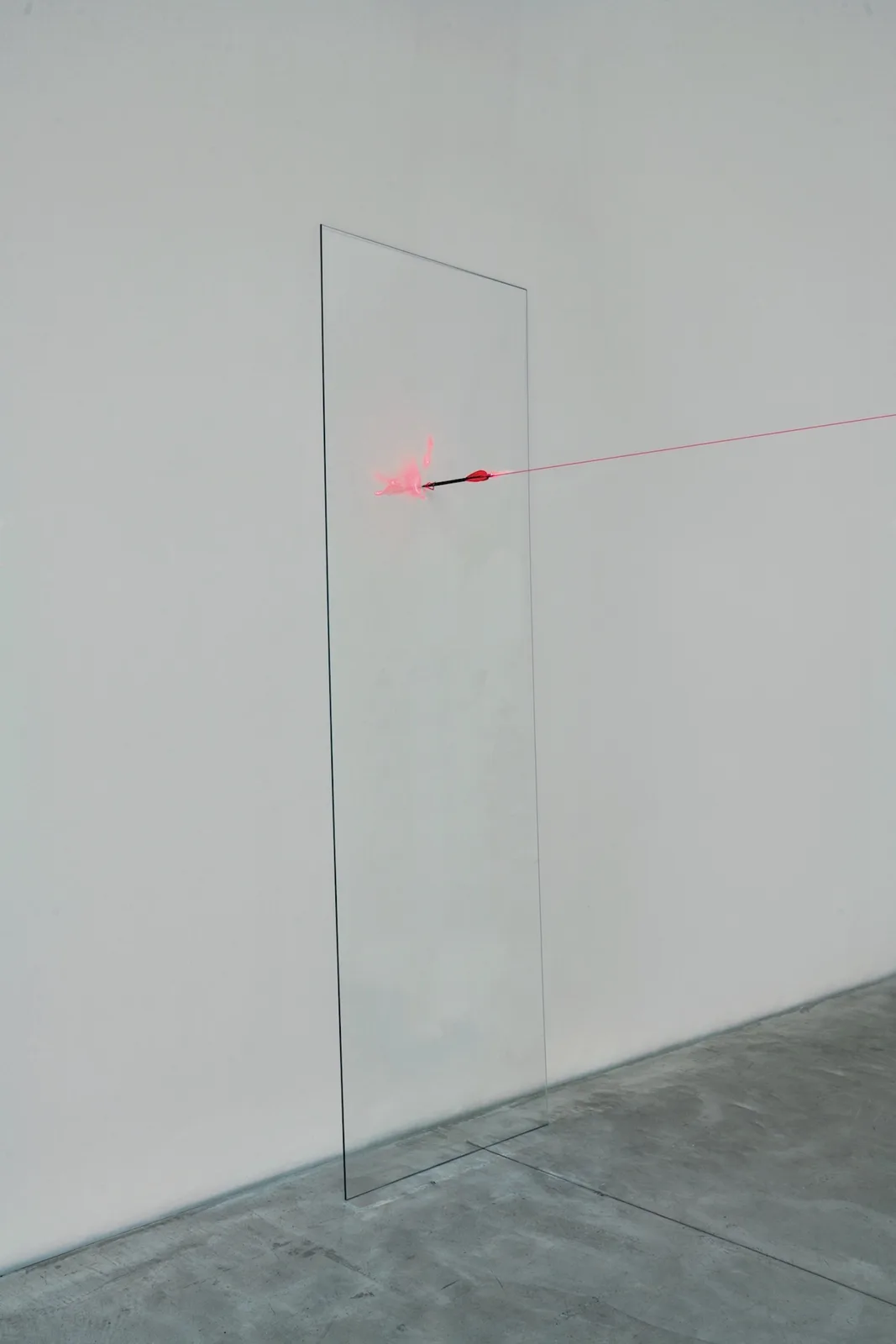 Cristallo con freccia laser di Maurizio Mochetti, 1991