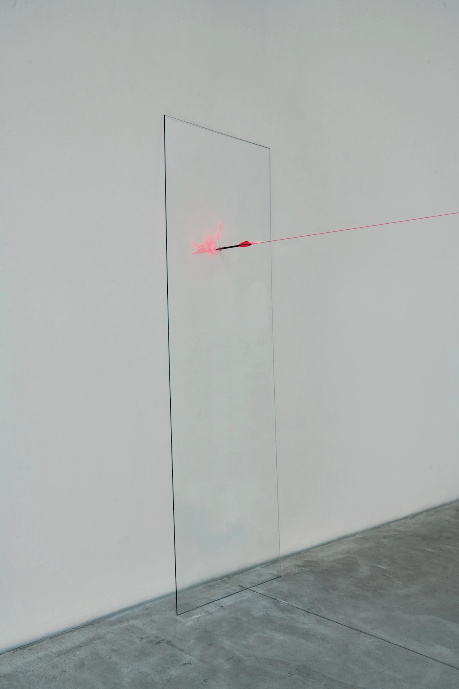 Cristallo con freccia laser di Maurizio Mochetti, 1991