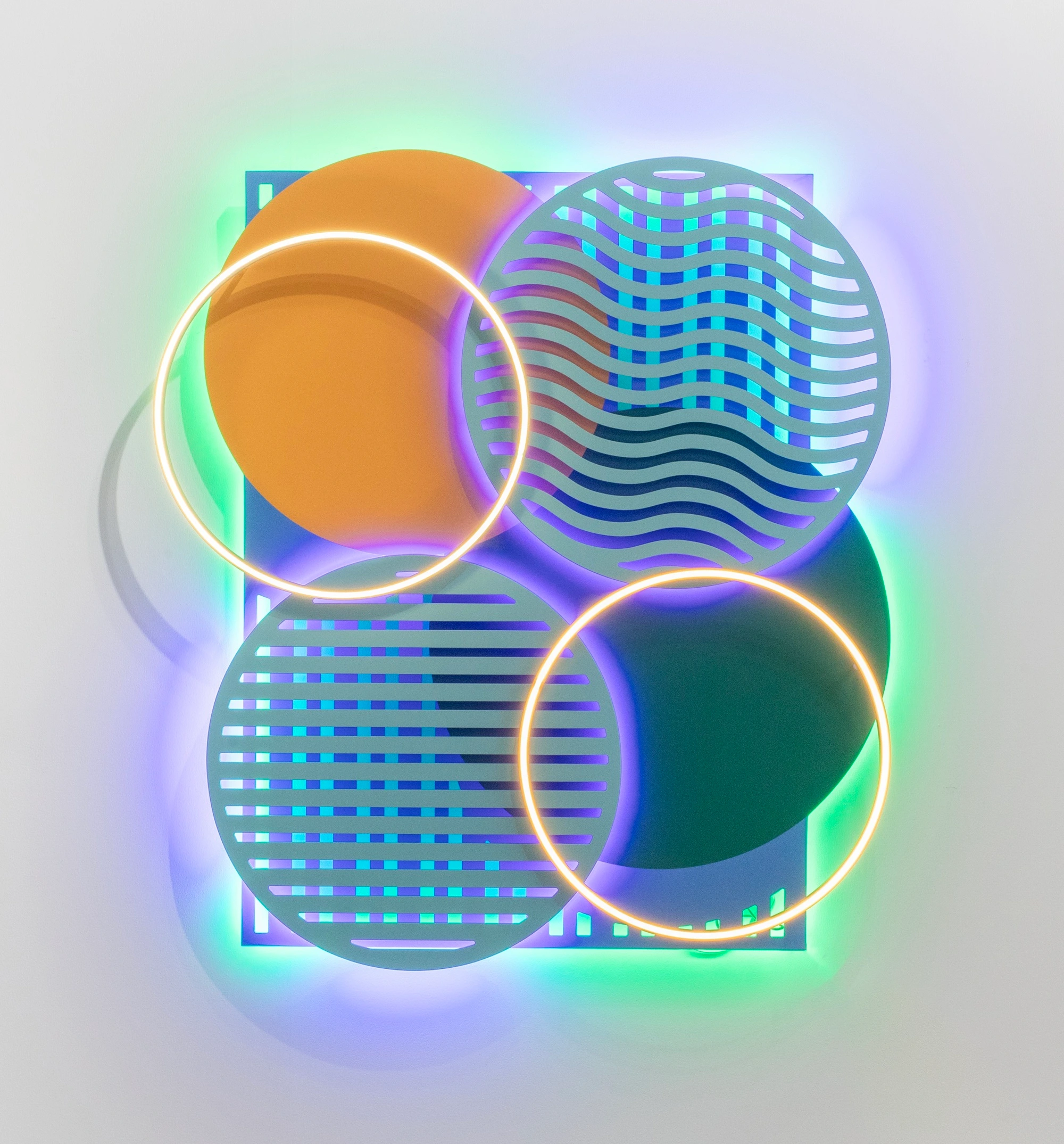 Space Out n.5 di Erik Saglia, installazione luminosa in neon e forex