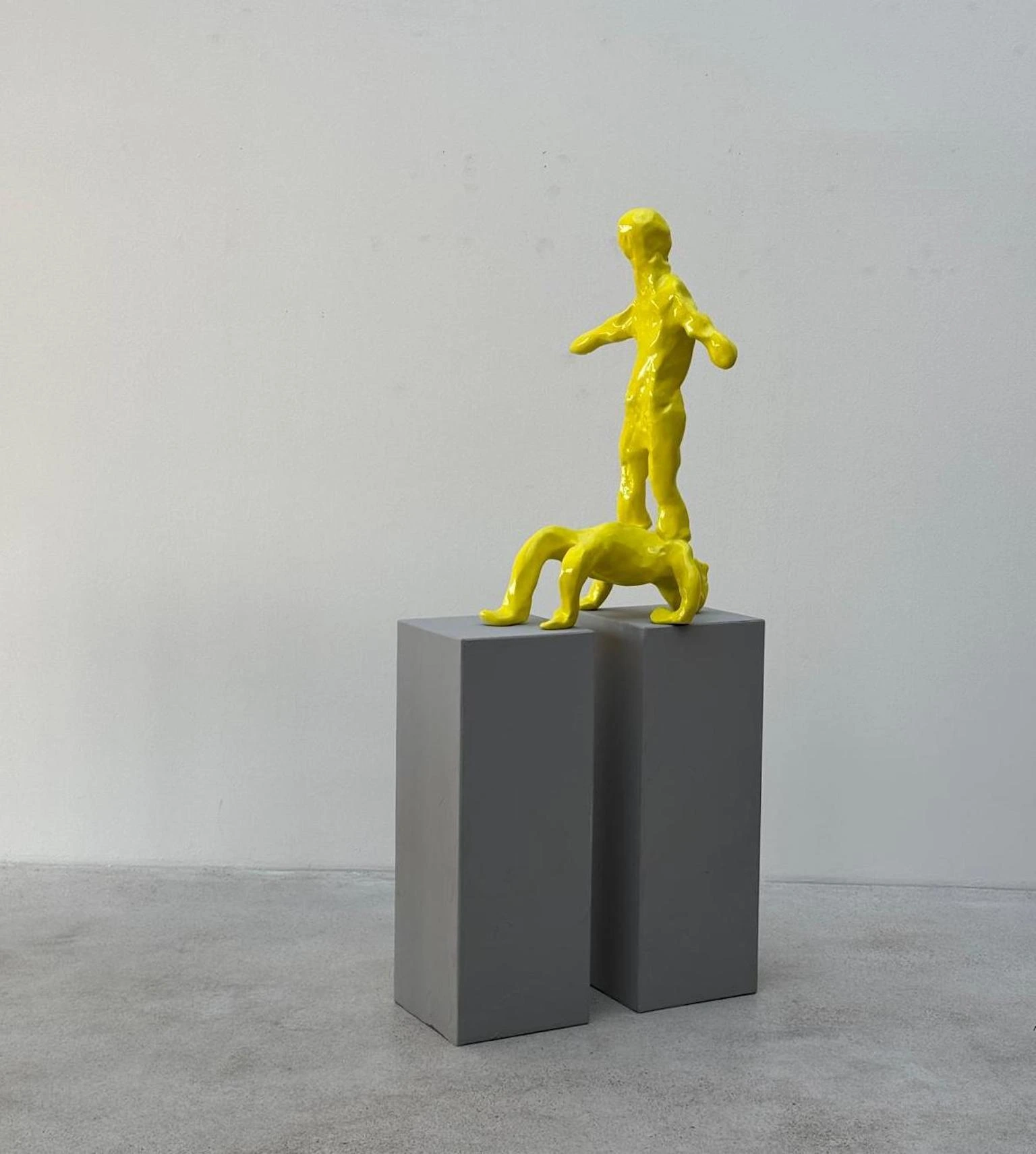 Geknetete Stadt di Christian Jankowski, scultura in ottone laccato, 2024