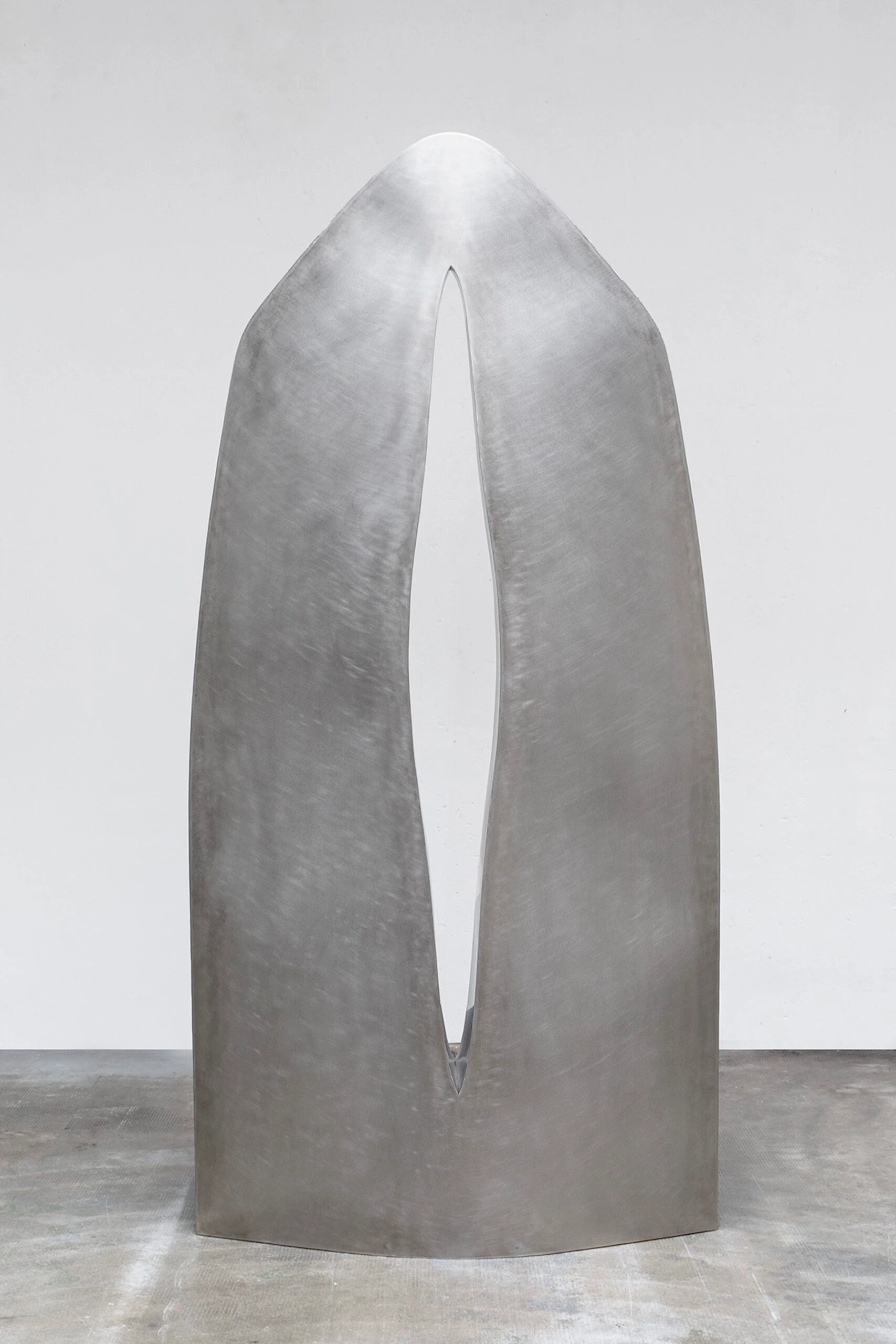 Opera *Corpo Unico* di Salvatore Astore, scultura in acciaio inox satinato e saldato, 200 x 98 cm, presentata alla fiera Artissima 2024.