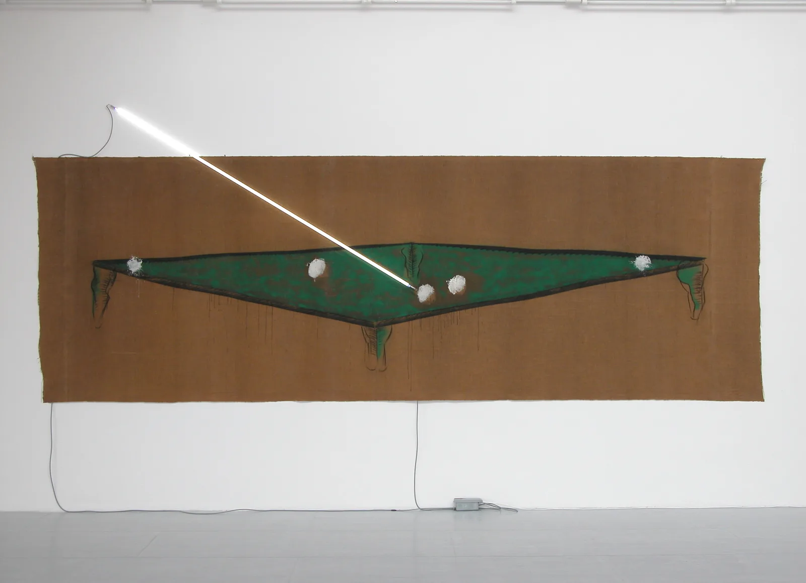 Opera *Biliardo* di Mario Merz, tecnica mista su tela con tubo al neon, 200 x 600 cm, presentata alla fiera Artissima 2025.