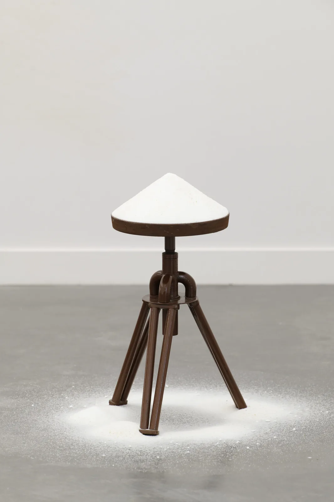 Absent Body (Sugar) di Marco Godinho, installazione con zucchero e sgabello, 2013–2025 – Artissima 2025
