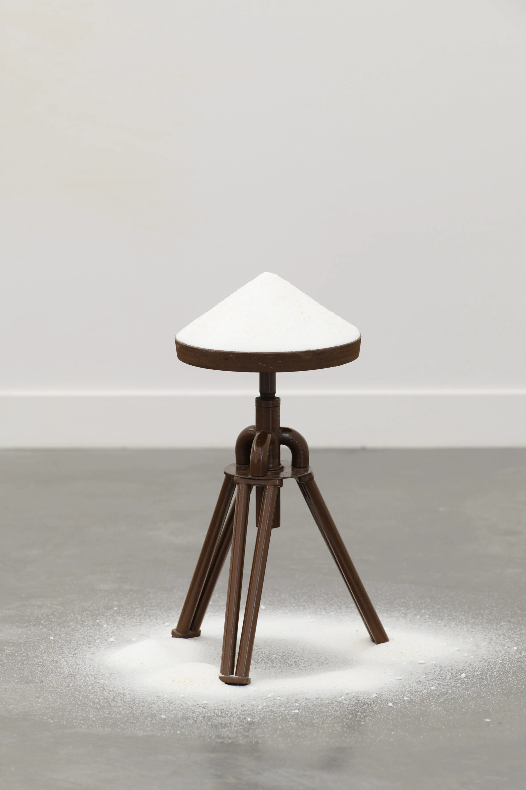 Absent Body (Sugar) di Marco Godinho, installazione con zucchero e sgabello, 2013–2025 – Artissima 2025