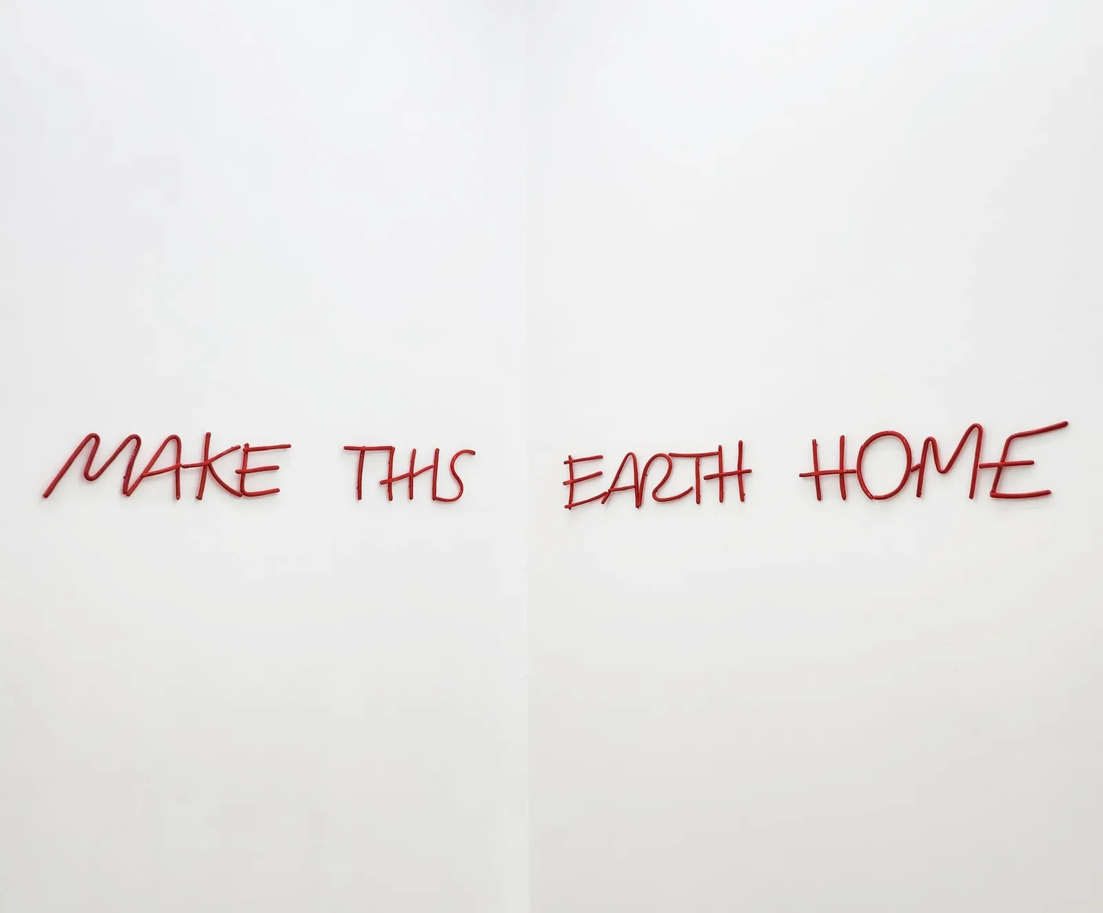 Make This Earth Home di Maria D. Rapicavoli, ceramica smaltata, 2024 – Artissima 2025