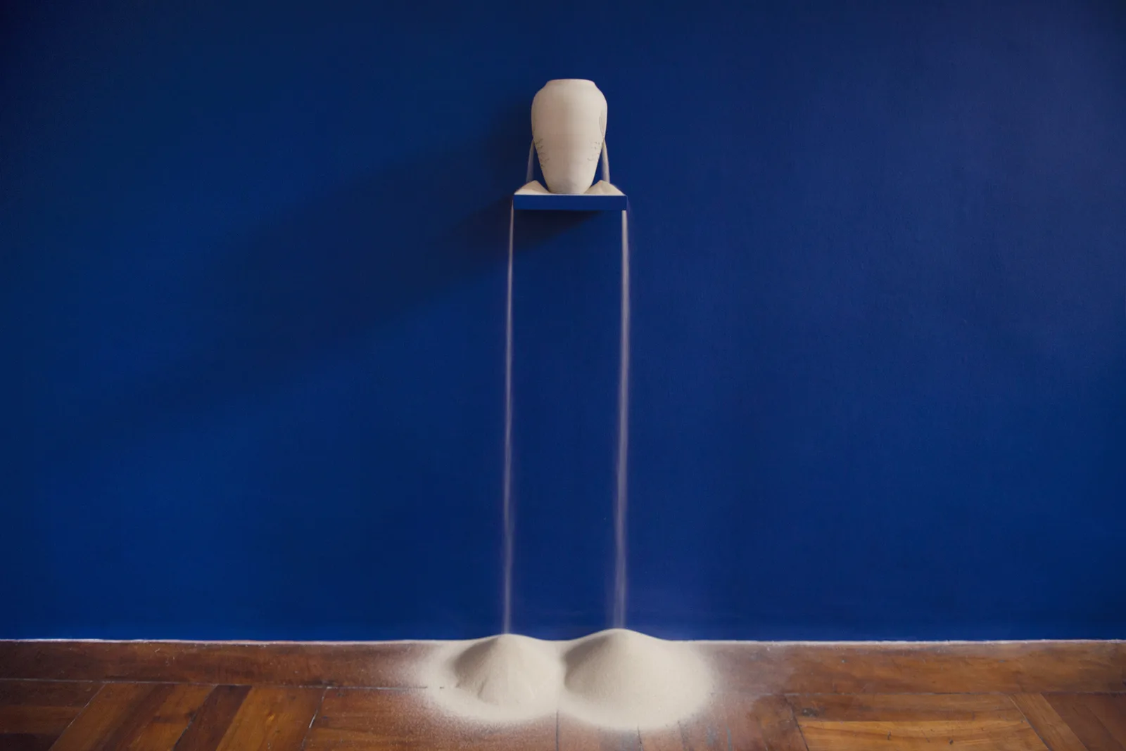 Ammophila arenaria di Laura Pugno, scultura in ceramica e sabbia, 2025 – Artissima 2025