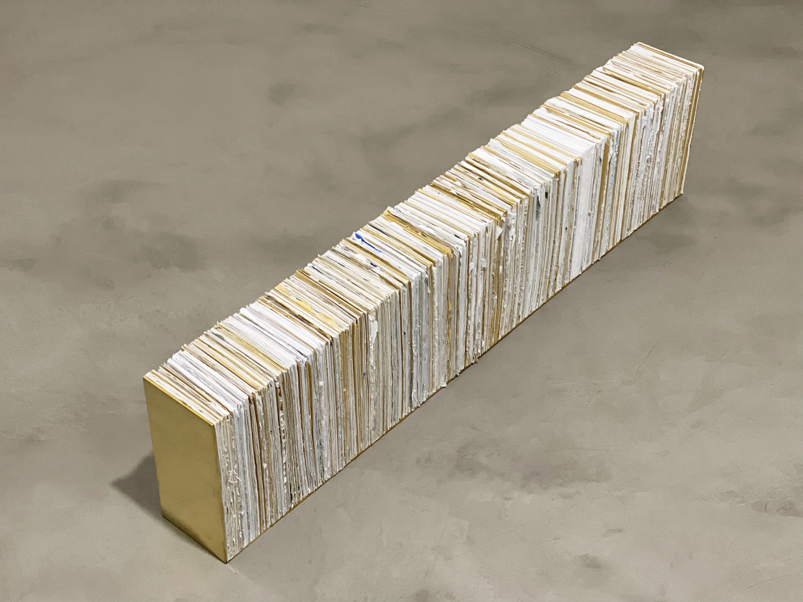 From Gesture to Gesture #2 di Marco Godinho, ottone, buste e tempo, 2018–2024
