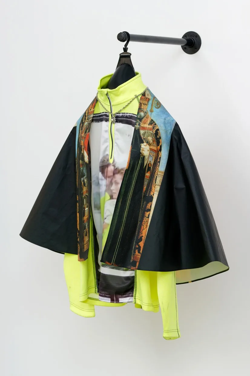 Chalisee Naamani Cape et gilet jaune Ciaccia Levi